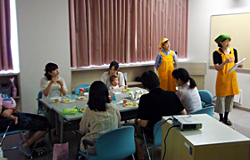 真剣なまなざしで栄養士さんの説明を受けます